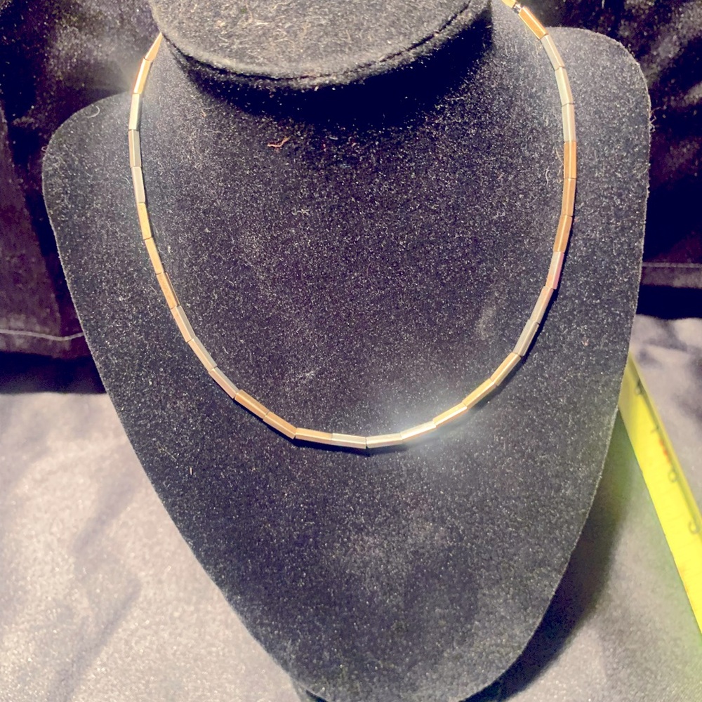 Small silver tone collar necklace